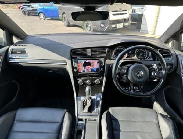 Volkswagen Golf R - Image 9